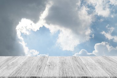 Mavi gökyüzü bulut ile ahşap Teras