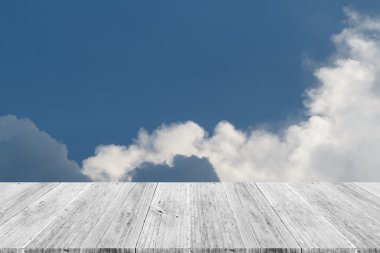 Mavi gökyüzü bulut ile ahşap Teras
