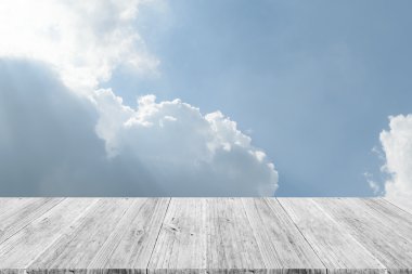 Mavi gökyüzü bulut ile ahşap Teras