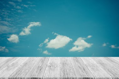 Mavi gökyüzü bulut ile ahşap Teras, vintage tarzı sürecinde