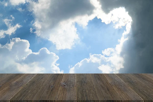 Blauwe hemel wolk met houten terras — Stockfoto