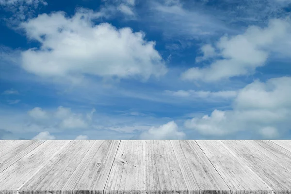 Mavi gökyüzü bulut ile ahşap Teras