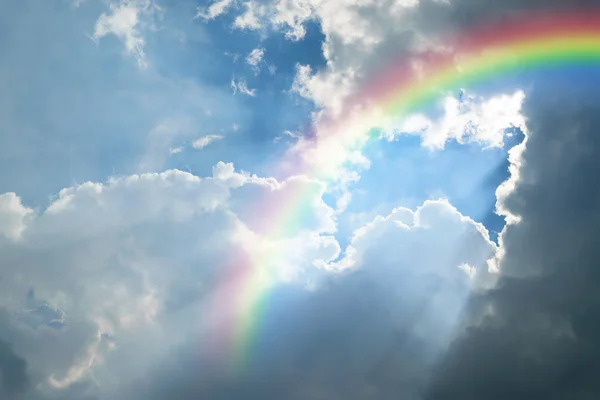 Nube de cielo azul con arco iris — Foto de Stock