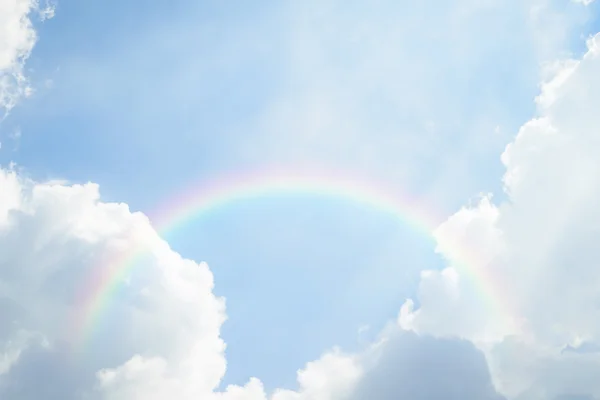 Nuvola di cielo blu con arcobaleno — Foto Stock