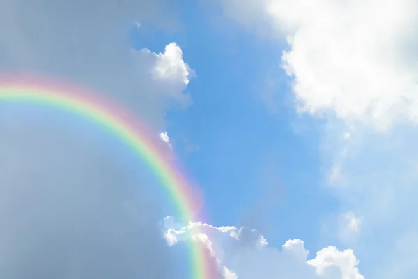 Nuvem céu azul com arco-íris — Fotografia de Stock