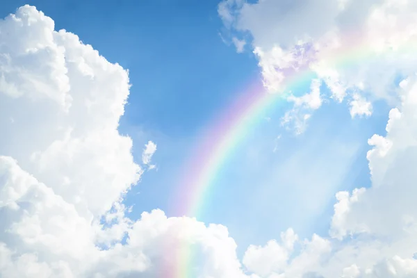 Голубое небо с радугой — стоковое фото