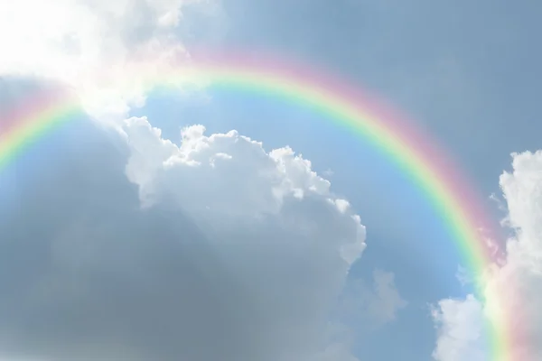 Nuvem céu azul com arco-íris — Fotografia de Stock