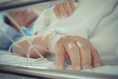 Bir hasta serum intravenöz ile hastanede. Onun f bulanık