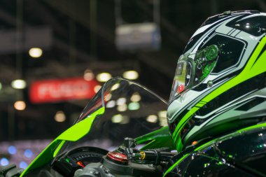Motosiklet kask araba gösterisi halinde zoom