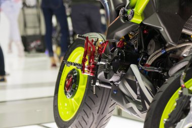 Motosiklet motoru araba gösterisi halinde zoom