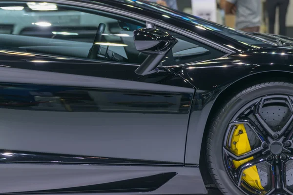 Zoom roue de voiture de sport et garde-boue dans l'événement Car show — Photo