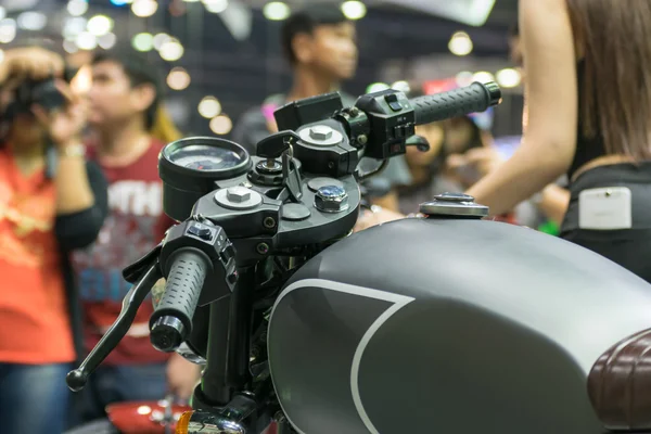 Zoom motorcycle oil tank and handlebar in Car show event — Stock Photo, Image