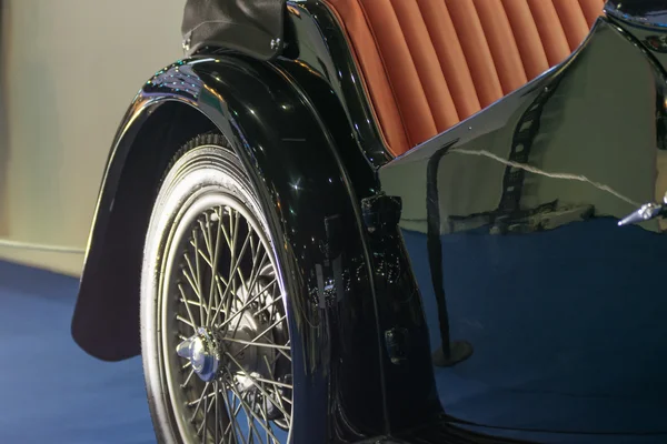 Zoom roue de voiture classique dans l'événement Salon de la voiture — Photo