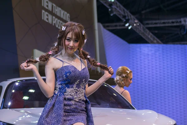 Mooie dame in de auto show evenement — Stockfoto