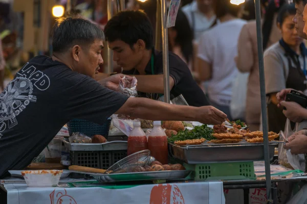 Comida de rua tailandesa, camarão frito — Fotografia de Stock