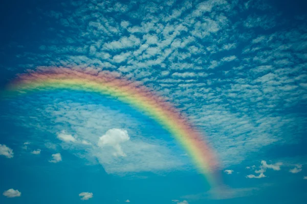 Paisaje nublado de la naturaleza con cielo azul y nube blanca con arco iris —  Fotos de Stock