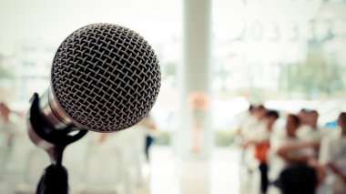 Konser salonunda ya da konferans odasında mikrofon