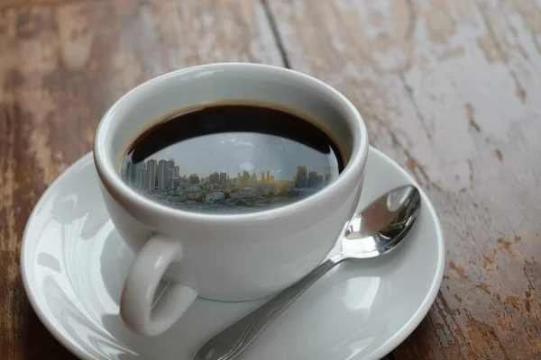 Sol por la mañana y la ciudad en el café — Foto de Stock