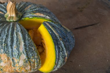 Tahta masadaki balkabağı