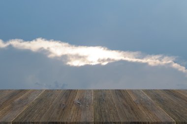 Mavi gökyüzü bulut ile ahşap Teras