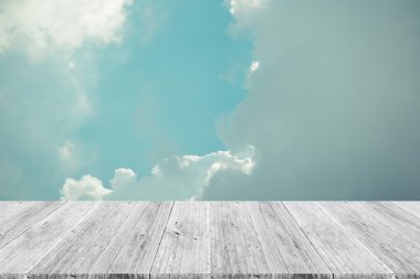 Mavi gökyüzü bulut ile ahşap Teras, vintage tarzı sürecinde