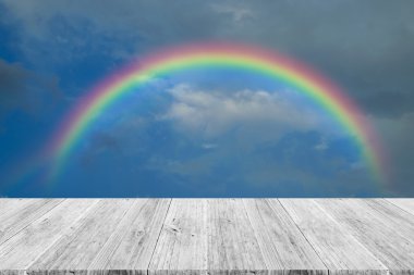 Ahşap Teras ve rainbow ile mavi gökyüzü bulut
