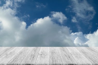 Mavi gökyüzü bulut ile ahşap Teras