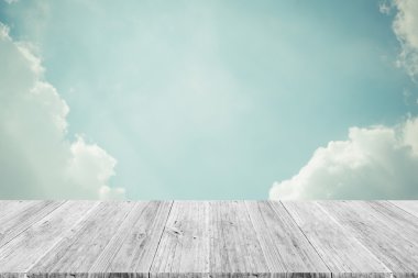 Mavi gökyüzü bulut ile ahşap Teras, vintage tarzı sürecinde