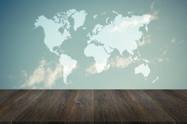 Mavi gökyüzü bulut ile ahşap Teras ve Dünya Haritası, vint sürecinde