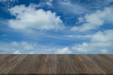 Mavi gökyüzü bulut ile ahşap Teras