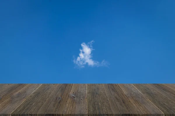 Blauwe hemel wolk met houten terras — Stockfoto