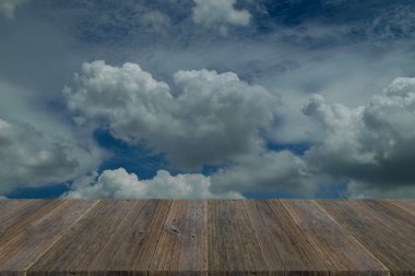 Mavi gökyüzü bulut ile ahşap Teras