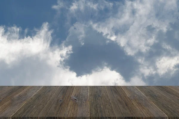 Blauwe hemel wolk met houten terras — Stockfoto