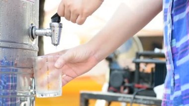 Soğuk su dökülen kadınlar