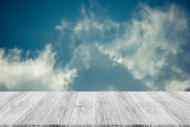 Mavi gökyüzü bulut ile ahşap Teras, vintage tarzı sürecinde