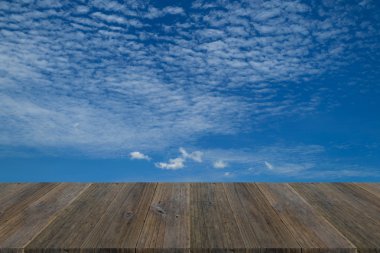 Mavi gökyüzü bulut ile ahşap Teras