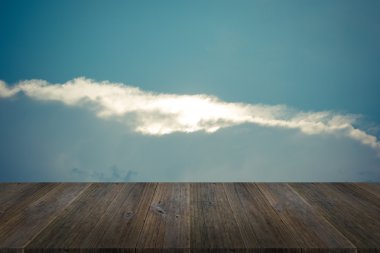 Mavi gökyüzü bulut ile ahşap Teras, vintage tarzı sürecinde