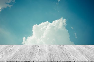 Mavi gökyüzü bulut ile ahşap Teras, vintage tarzı sürecinde