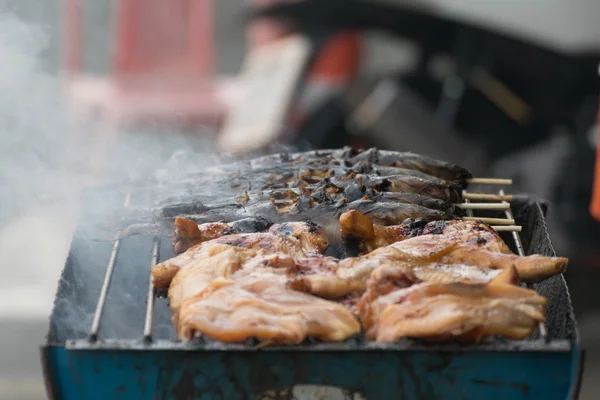 Comida de rua tailandesa, peixe grelhado e frango . — Fotografia de Stock