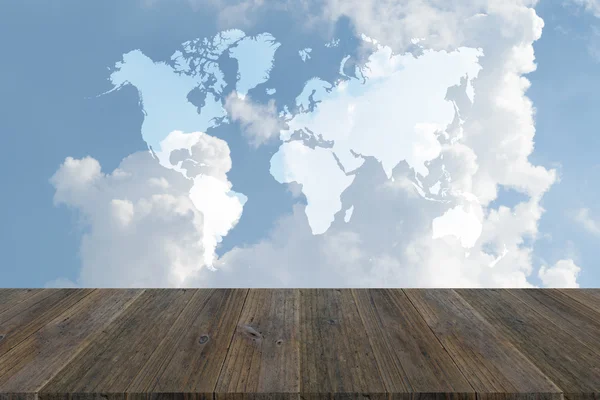 Блакитна хмара неба з дерев'яною терасою та світовою картою — стокове фото