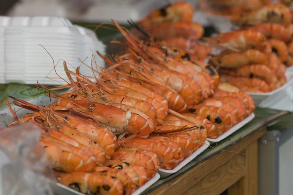 Crevettes grillées en boîte — Photo