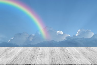 Ahşap Teras ve rainbow ile mavi gökyüzü bulut