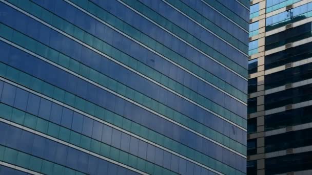 Edificio de vidrio con cielo azul, Timelapse — Vídeo de stock