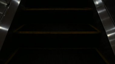 Yukarı ve aşağı çalışan yürüyen merdiven