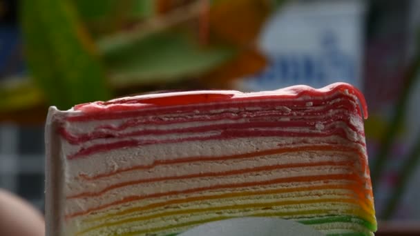 Regenbogen-Crêpe-Kuchen mit Erdbeersoße — Stockvideo