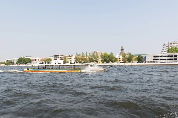 Путешествие на лодке по реке Чао Прайя — стоковое фото