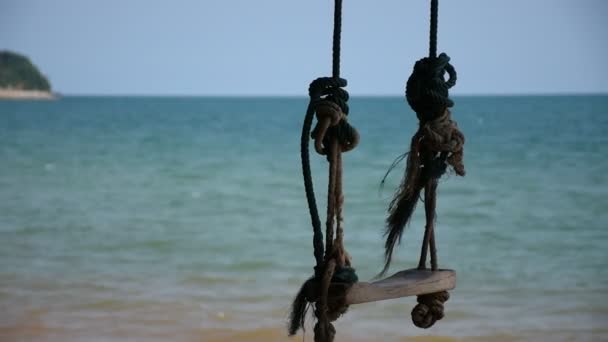 Swing en la playa y el mar azul — Vídeo de stock