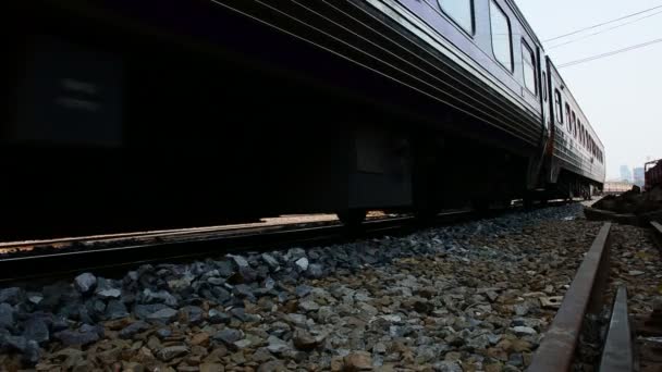 Thailändska railway tåg, panorering — Stockvideo