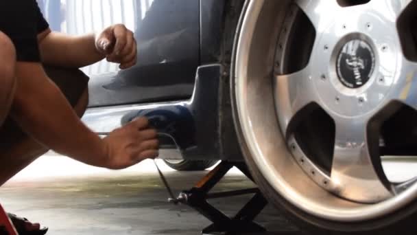 Opheffing van de auto door tools — Stockvideo