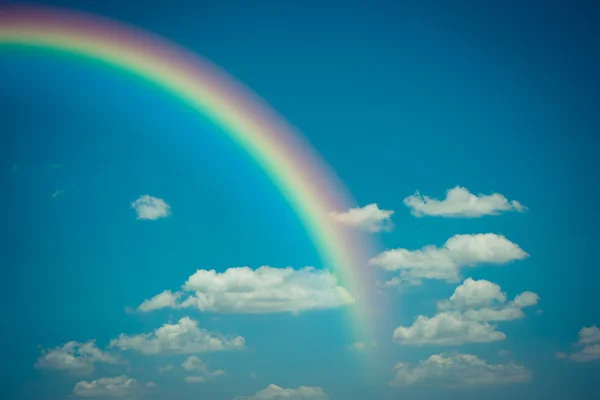 Mavi gökyüzü ve rainbow ile beyaz bulut cennet doğa — Stok fotoğraf